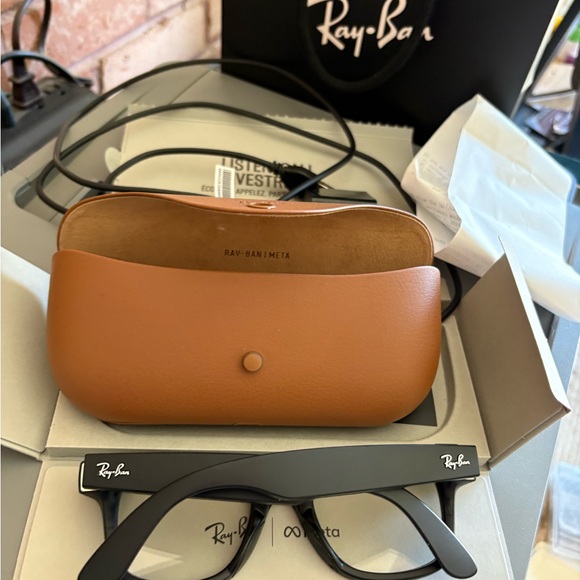 Ray-Ban Meta Black Glasses w/case and charger…worn once - Picture 4 of 8